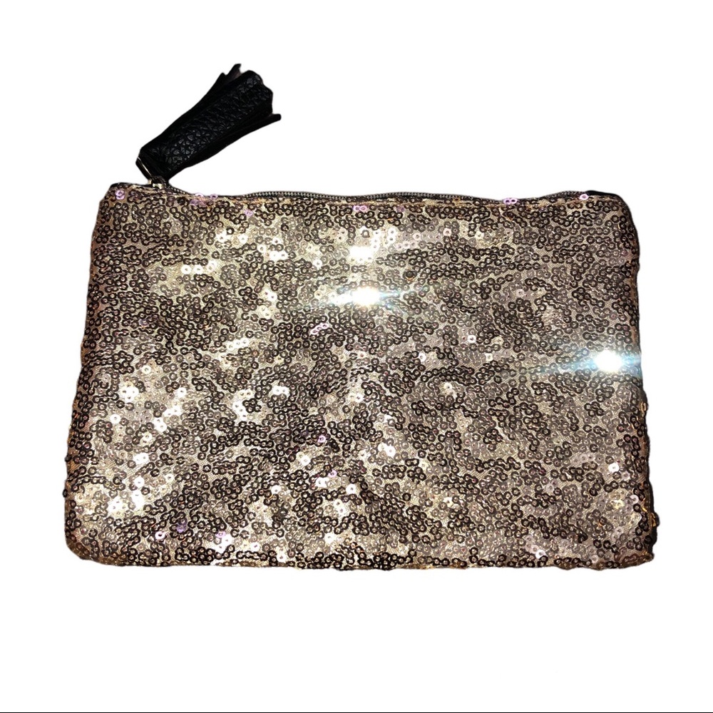 ⭐️Gold/Black Makeup bag!⭐️